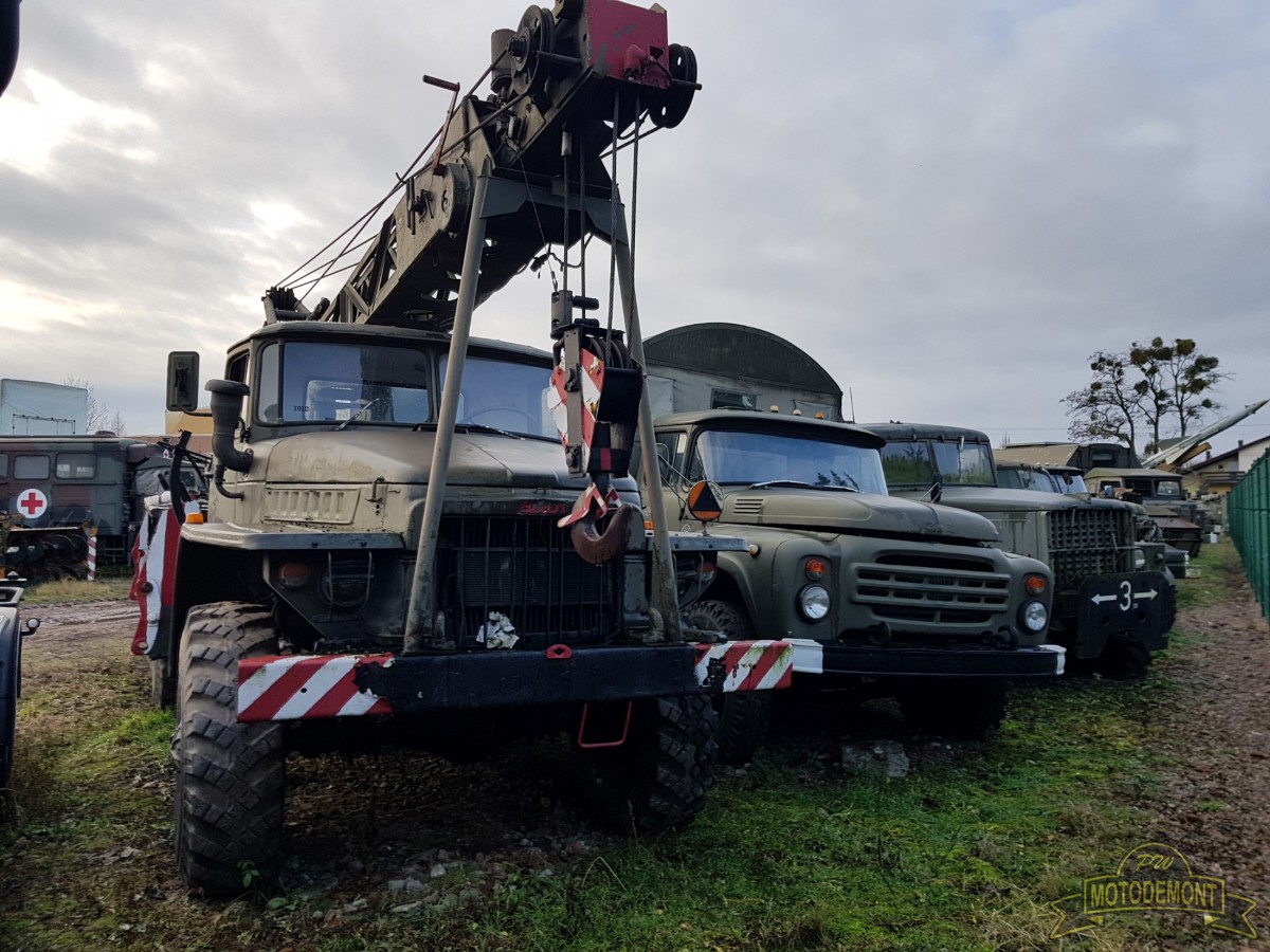 Żuraw średniego udźwigu 9T31M na samochodzie URAL 375